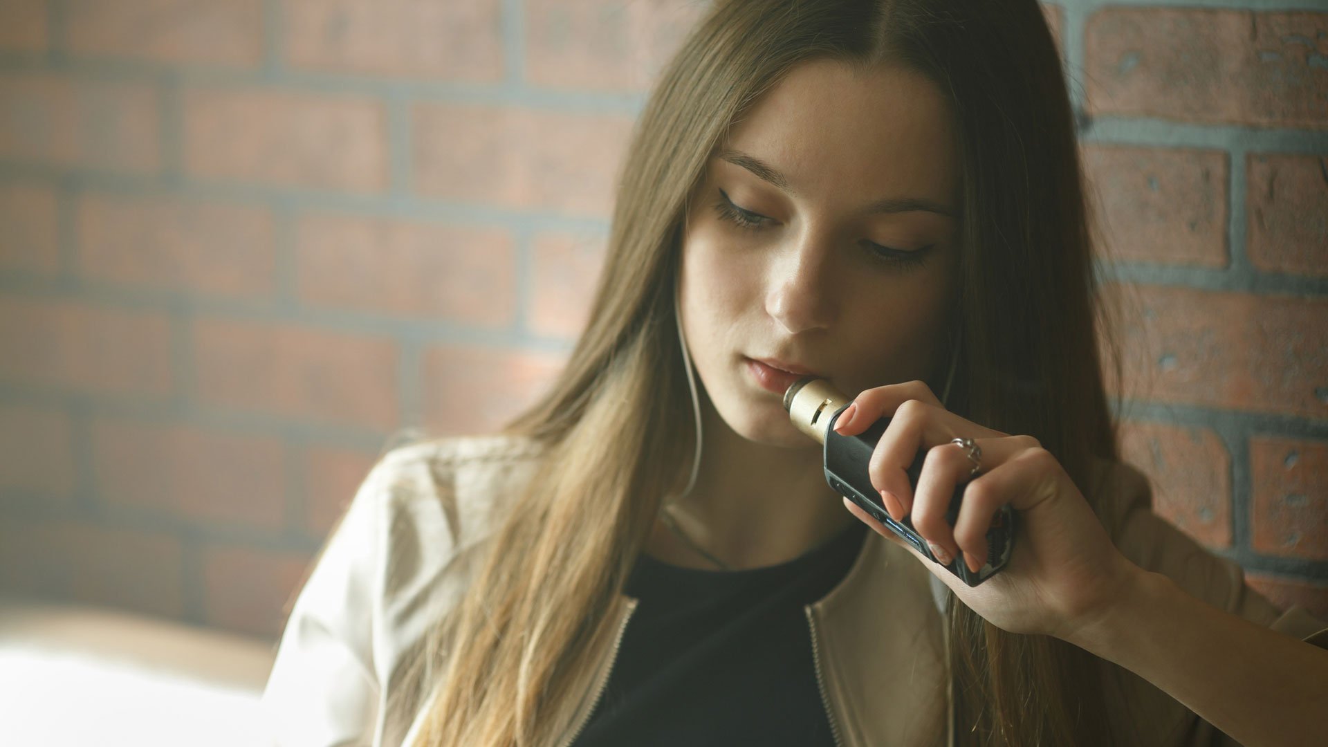 teenager using vape pen