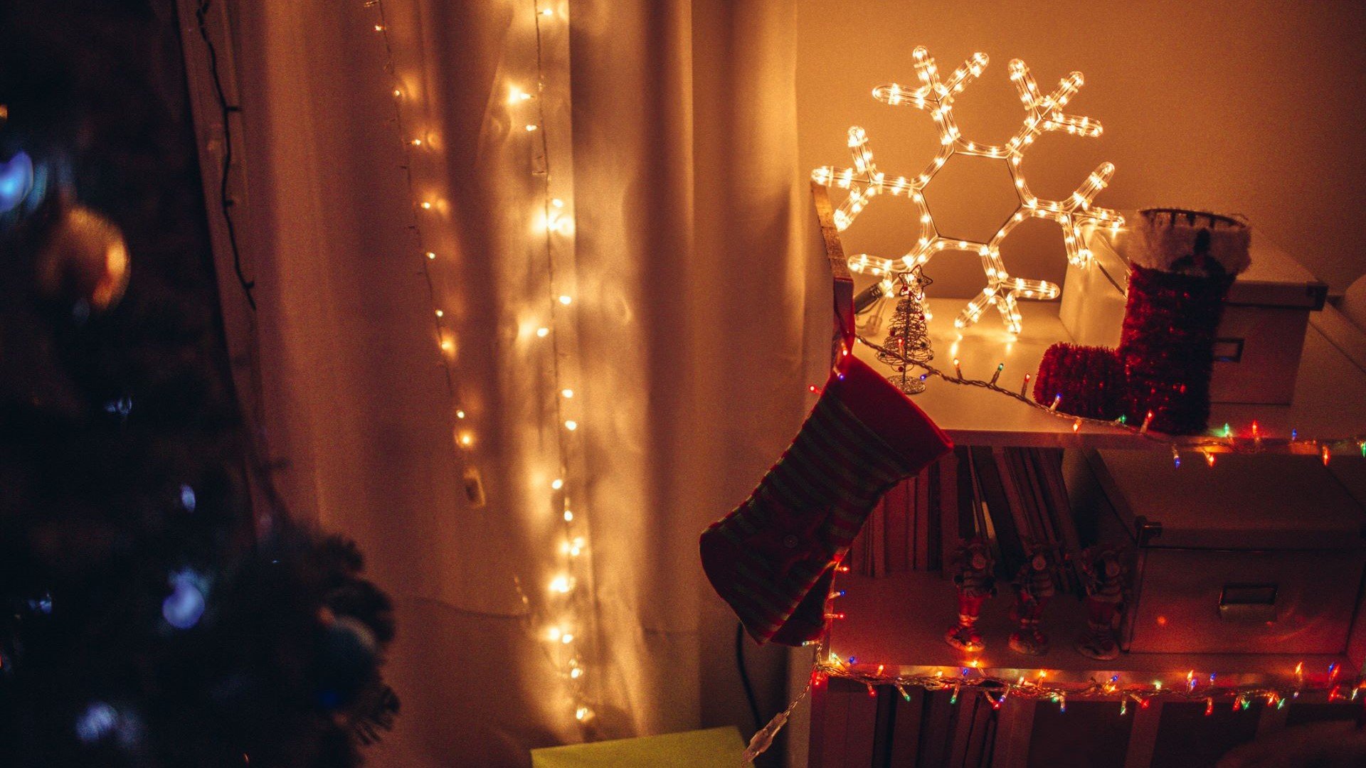 holiday decorations in dorm room