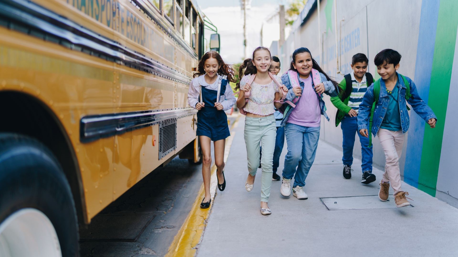 students getting off school bus